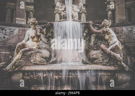 Hever Castle, England - April 2017: Brunnen in Hevers italienischen Schlossgarten, inspiriert von den Trevi-Brunnen in Rom. Hever, Kent, England Stockfoto