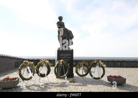 Gedenkstätte befindet sich in Urk in den Niederlanden eine Hommage an alle Männer, die auf See umgekommen sind. Die Plaques an der Wand listet die Männer im Jahr waren sie verloren. Stockfoto