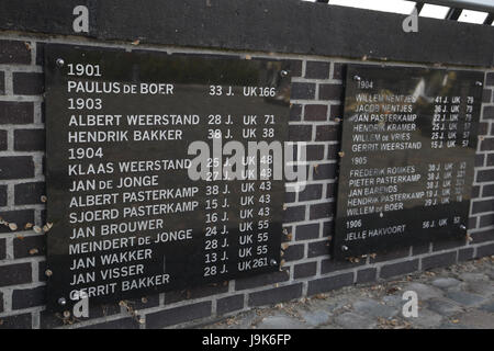 Gedenkstätte befindet sich in Urk in den Niederlanden eine Hommage an alle Männer, die auf See umgekommen sind. Die Plaques an der Wand listet die Männer im Jahr waren sie verloren. Stockfoto