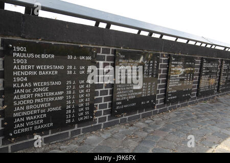 Gedenkstätte befindet sich in Urk in den Niederlanden eine Hommage an alle Männer, die auf See umgekommen sind. Die Plaques an der Wand listet die Männer im Jahr waren sie verloren. Stockfoto