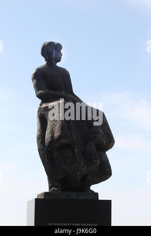 Gedenkstätte befindet sich in Urk in den Niederlanden eine Hommage an alle Männer, die auf See umgekommen sind. Die Plaques an der Wand listet die Männer im Jahr waren sie verloren. Stockfoto