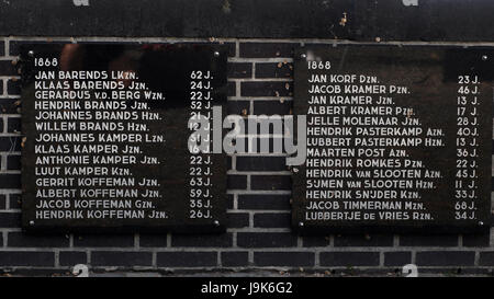 Gedenkstätte befindet sich in Urk in den Niederlanden eine Hommage an alle Männer, die auf See umgekommen sind. Die Plaques an der Wand listet die Männer im Jahr waren sie verloren. Stockfoto