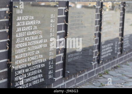 Gedenkstätte befindet sich in Urk in den Niederlanden eine Hommage an alle Männer, die auf See umgekommen sind. Die Plaques an der Wand listet die Männer im Jahr waren sie verloren. Stockfoto