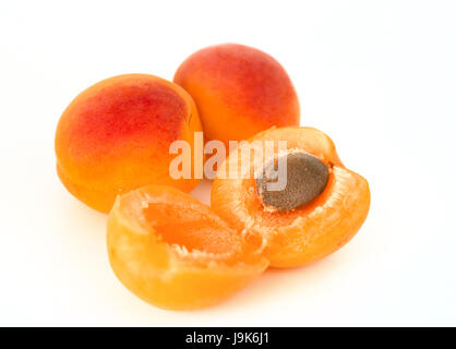 Reife Aprikosen isoliert auf weißem Hintergrund. Gesundes Obst essen Stockfoto