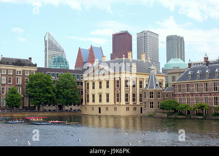 Moderne Skyline von den Haag (Den Haag), Niederlande. Hofvijver Teich. Binnenhof, Sitz des niederländischen Parlaments und der Regierung Stockfoto