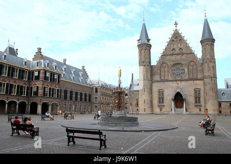 Binnenhof Platz mit Ridderzaal (Halle der Ritter) auf das 13. Jahrhundert Binnenhof in den Haag, Niederlande. Sitz der Regierung. Sommer 2017 Stockfoto