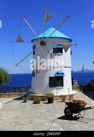 Griechische traditionelle Windmühle am Kap Skinari, Insel Zakynthos, Griechenland Stockfoto