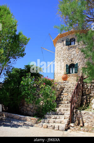 Griechische traditionelle alte Windmühle am Kap Skinari, Insel Zakynthos, Griechenland Stockfoto