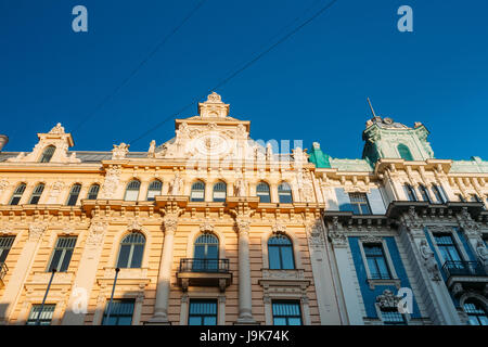 Riga, Lettland. Fassade des alten Jugendstil-Gebäude entworfen von Michail Eisenstein auf 13 Alberta Street beherbergt derzeit der Graduate School Of Law. Sonne Stockfoto