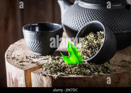 Frischer grüner Tee mit Eisen-Teekanne und Tasse Stockfoto