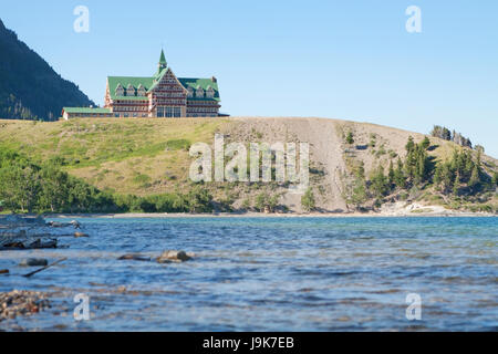 Blick auf den ruhigen See In Waterton Stockfoto