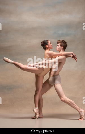 Paar von Ballerinen posiert auf grauem Hintergrund Stockfoto