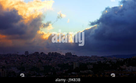 Sonnenuntergang mit riesigen Quellwolken Wolken über der Stadt Stockfoto