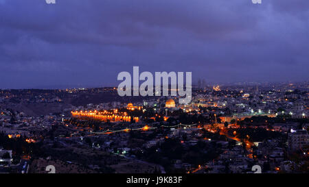 Nacht fällt über Jerusalem Stadt Stockfoto