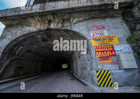 Tunnel der Transfagarasan Straße neben Vidraru Dam - rumänische Staudamm am Fluss Arges im Jahr 1966 fertiggestellt schafft See Vidraru Stockfoto