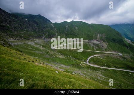 Luftbild mit Transfagarasan Straße (auch bekannt als Ceaușescus Torheit DN7C) überquert den südlichen Teil der Karpaten in Rumänien Stockfoto