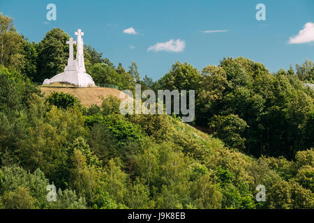 Vilnius, Litauen. Berühmten weißen Denkmal drei Kreuze auf dem trostlosen Hügel, bewachsen mit üppiger Vegetation im Sommer, blauer Himmel Stockfoto