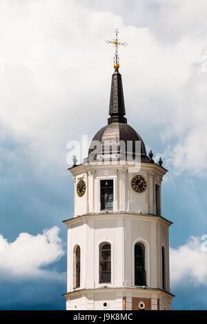 Vilnius, Litauen. Nahaufnahme von Bell Turm der Kathedrale Basilica Of St. Stanislaus und St. Vladislav am Domplatz, Wahrzeichen Stockfoto