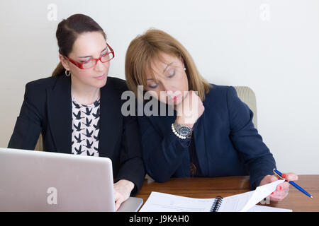 Zwei Unternehmerinnen gemeinsam diskutieren, Wirkstoffe, Home Office, online Business Konzept, Partnerschaft. Stockfoto
