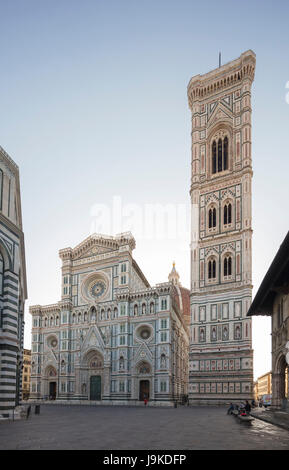 Die Fassade des Duomo di Firenze gebaut mit mehrfarbigem Marmor Platten und Giottos Campanile Florenz Toskana Italien Europa Stockfoto