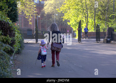 Glasgow Kelvingrove Park Szenen gehen Mutter und Tochter Stockfoto