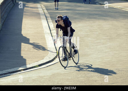 Glasgow Kelvingrove Park Szenen Radfahrer auf dem Fahrrad Stockfoto