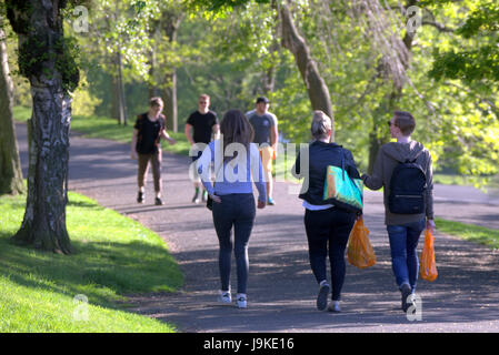 Glasgow Kelvingrove Park Szenen gehen jungen und Mädchen Stockfoto