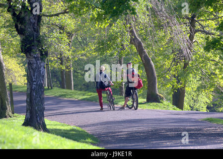 Glasgow Kelvingrove Park Szenen Radfahrer auf dem Fahrrad Stockfoto