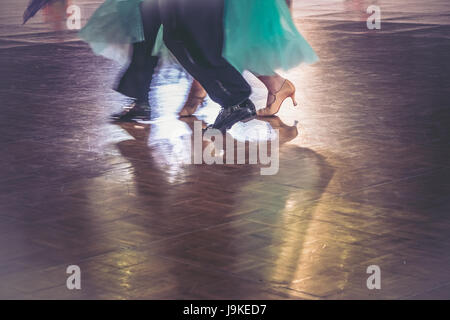 Bewegungsunschärfe paar Tänzer in ein Tanz-Scheinwerfer auf dem Boden, während der Grand-Slam-Standardtanz. Stockfoto
