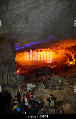 Kalkstein-Formationen und Touristen, Überraschung Höhle (Hang Sung Sot Grotte), Halong-Bucht (UNESCO Weltkulturerbe), Provinz Quang Ninh, Vietnam Stockfoto