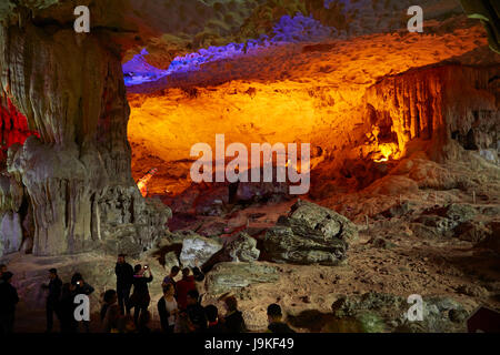 Kalkstein-Formationen und Touristen, Überraschung Höhle (Hang Sung Sot Grotte), Halong-Bucht (UNESCO Weltkulturerbe), Provinz Quang Ninh, Vietnam Stockfoto