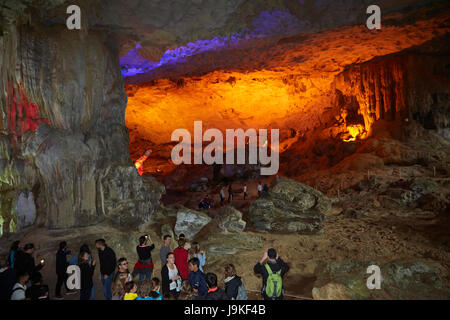 Kalkstein-Formationen und Touristen, Überraschung Höhle (Hang Sung Sot Grotte), Halong-Bucht (UNESCO Weltkulturerbe), Provinz Quang Ninh, Vietnam Stockfoto