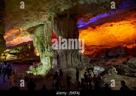 Kalkstein-Formationen und Touristen, Überraschung Höhle (Hang Sung Sot Grotte), Halong-Bucht (UNESCO Weltkulturerbe), Provinz Quang Ninh, Vietnam Stockfoto