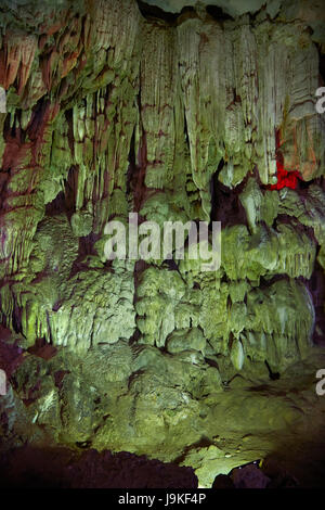 Kalkstein-Formationen, Überraschung Höhle (Hang Sung Sot Grotte), Halong-Bucht (UNESCO-Weltkulturerbe), Provinz Quang Ninh, Vietnam Stockfoto