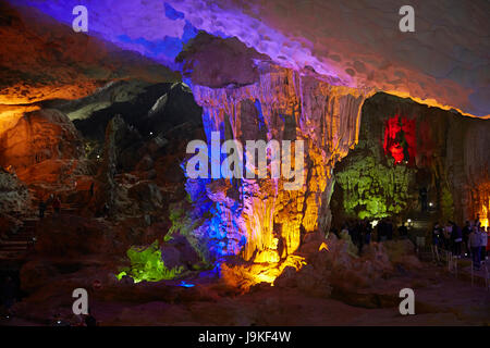 Kalkstein-Formationen und Touristen, Überraschung Höhle (Hang Sung Sot Grotte), Halong-Bucht (UNESCO Weltkulturerbe), Provinz Quang Ninh, Vietnam Stockfoto