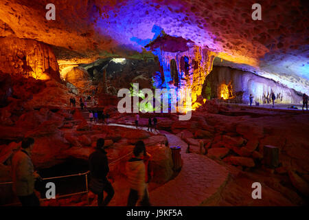 Kalkstein-Formationen und Touristen, Überraschung Höhle (Hang Sung Sot Grotte), Halong-Bucht (UNESCO Weltkulturerbe), Provinz Quang Ninh, Vietnam Stockfoto