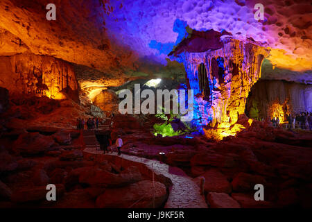 Kalkstein-Formationen und Touristen, Überraschung Höhle (Hang Sung Sot Grotte), Halong-Bucht (UNESCO Weltkulturerbe), Provinz Quang Ninh, Vietnam Stockfoto