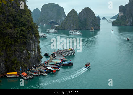 Ausflugsboote und Kalkstein Karst unter Überraschung Höhle (Hang Sung Sot Grotte), Halong-Bucht (UNESCO-Weltkulturerbe), Provinz Quang Ninh, Vietnam Stockfoto