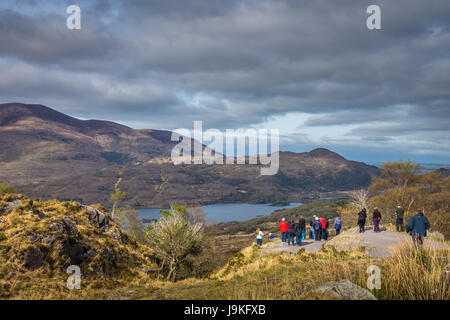 Killarney National Park, Irland - April 2017: Gruppe von Touristen zu Fuß auf dem malerischen Pfad in den Killarney National Park, Irland Stockfoto