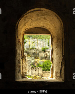 Verlassene Wohngebäude mit Blick auf verlassenen türkischen "Ghost Town" Dorf, Fethiye/Muğla, Türkei. Stockfoto