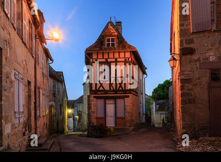 Frankreich, Indre, Saint Benoît du Sault, beschriftet Les Plus beaux villages de France (Schönste Dörfer Frankreichs), Straße bei Nacht Stockfoto