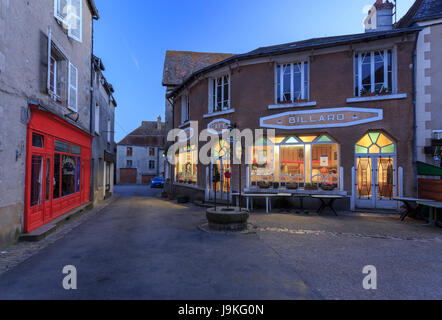 Frankreich, Indre, Saint Benoît du Sault, beschriftet Les Plus beaux villages de France (Schönste Dörfer Frankreichs), Quadrat und Cafe bei Nacht Stockfoto