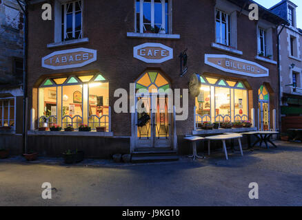 Frankreich, Indre, Saint Benoît du Sault, beschriftet Les Plus beaux villages de France (Schönste Dörfer Frankreichs), Quadrat und Cafe bei Nacht Stockfoto