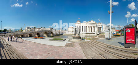 Skopje, Mazedonien - steinerne Brücke Panorama Stockfoto