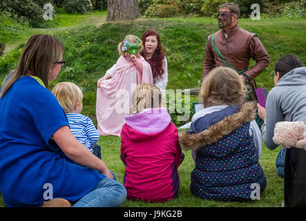 Hever Castle, England - April 2017: Menge von Zuschauern spielen am Maifeiertag Festival an der Hever Castle, Kent, England, UK Stockfoto