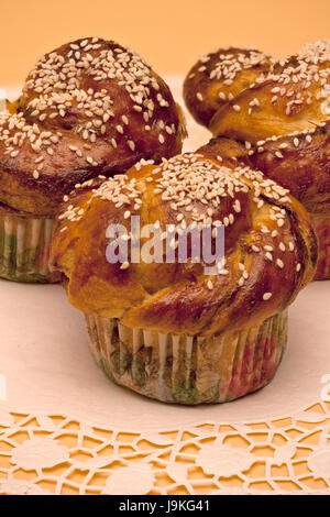 hausgemachte Kuchen mit Sesam-Samen-Makroaufnahme Stockfoto