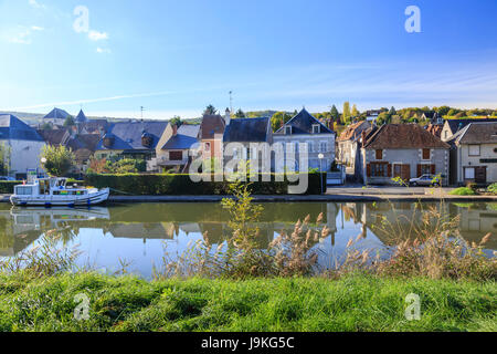 Frankreich, Cher, menetreol-sous-Sancerre, das Dorf und den kleinen Hafen am Canal lateral a la Loire Stockfoto