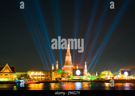 Wat Arun unter Neujahrsfeier im Rampenlicht Show Zeit weit gedreht, Bangkok, Thailand Stockfoto