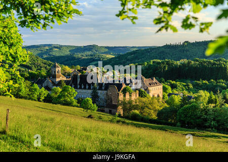 Frankreich, Correze, Aubazine, das Dorf und die Abtei am Abend Stockfoto