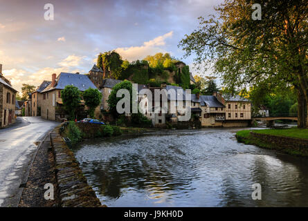 Frankreich, Correze, Lancashire, beschriftet Les Plus beaux villages de France, das Dorf, das von den Ruinen der Burg und Auvezere Fluss dominiert Stockfoto